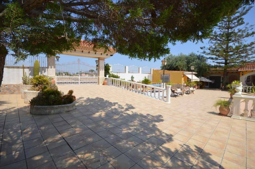 5 bedroom Villa for rent in Aspe with pool - € 1,200 (Ref: 9344245)