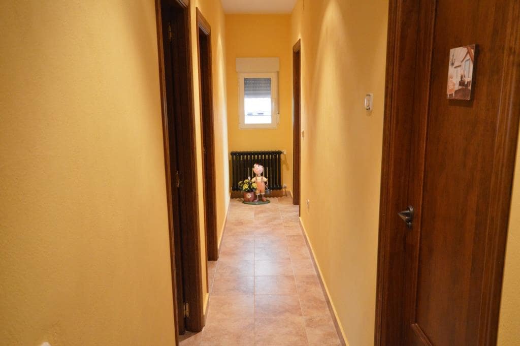 6 bedroom Villa for rent in Villena - € 1,300 (Ref: 9713360)