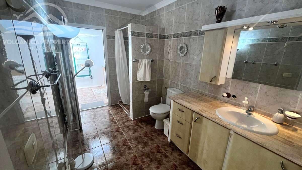 4 bedroom Villa for sale in Guime with garage - € 585,000 (Ref: 10162082)