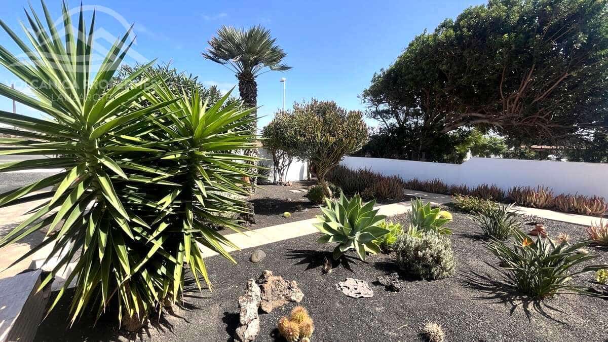 4 bedroom Villa for sale in Guime with garage - € 585,000 (Ref: 10162082)