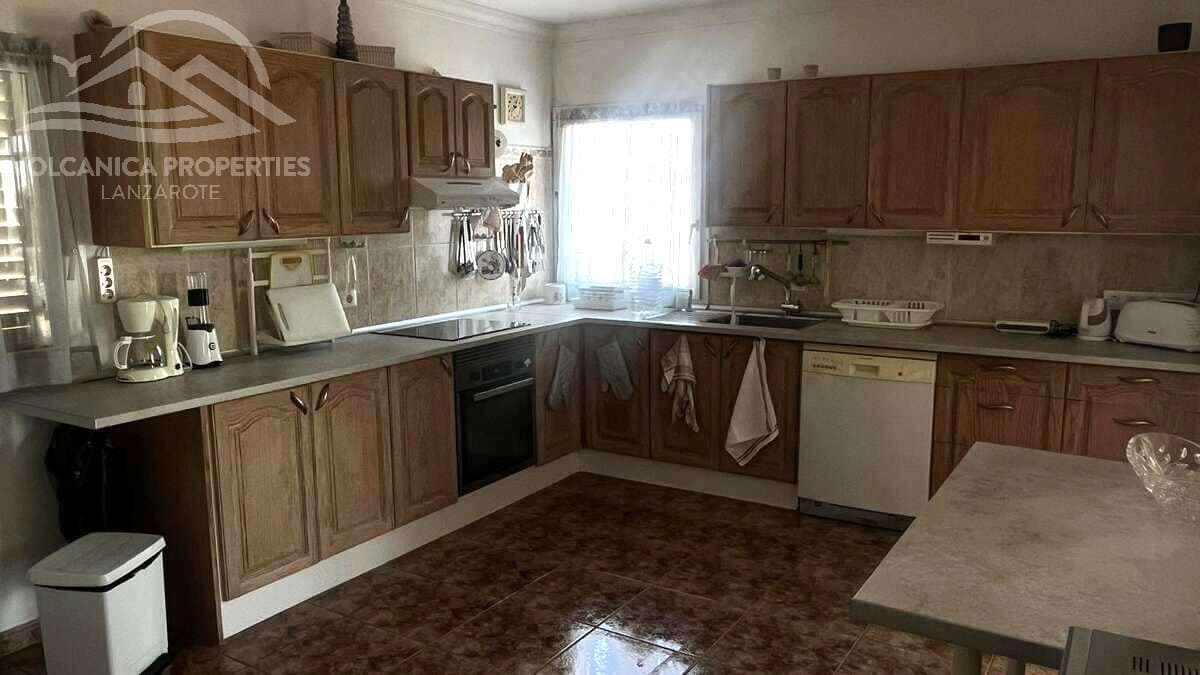4 bedroom Villa for sale in Guime with garage - € 585,000 (Ref: 10162082)