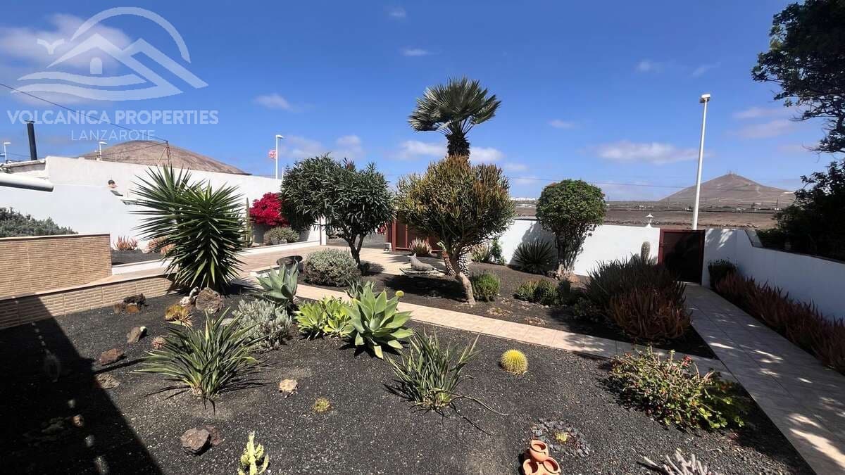 4 bedroom Villa for sale in Guime with garage - € 585,000 (Ref: 10162082)