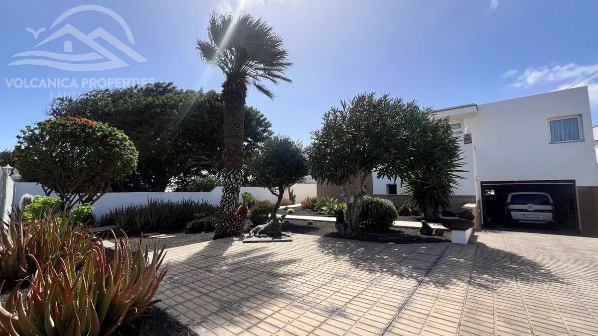 4 bedroom Villa for sale in Guime with garage - € 585,000 (Ref: 10162082)