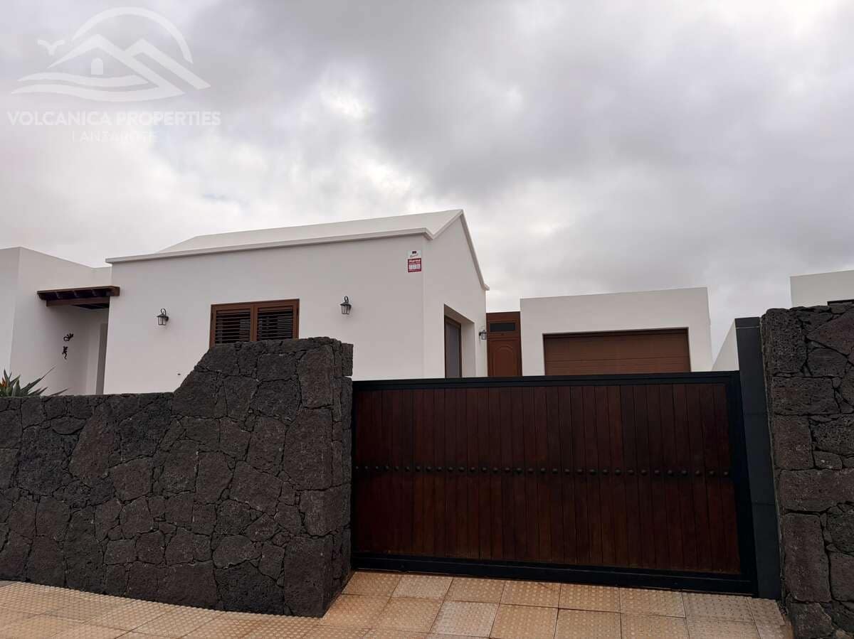 3 bedroom Villa for sale in La Vegueta with garage - € 495,000 (Ref: 10165972)