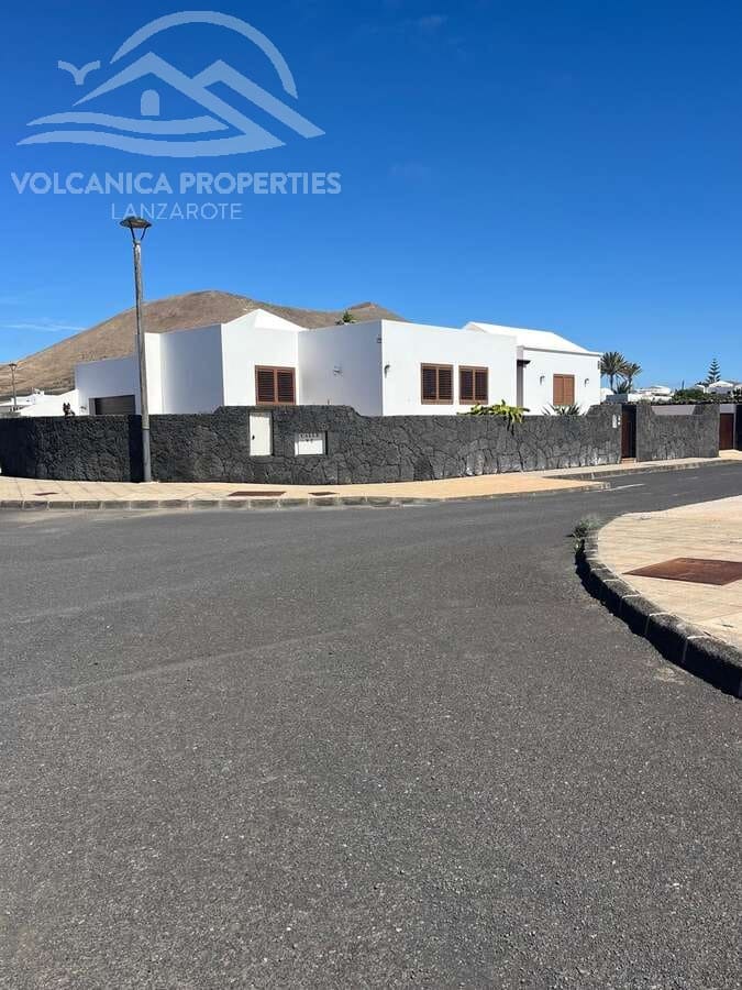 3 bedroom Villa for sale in La Vegueta with garage - € 495,000 (Ref: 10165972)