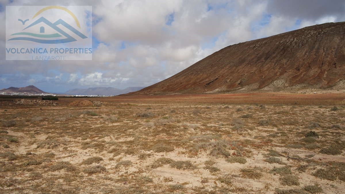Ubebygd land til salgs i Tinajo - € 215 000 (Ref: 6069873)