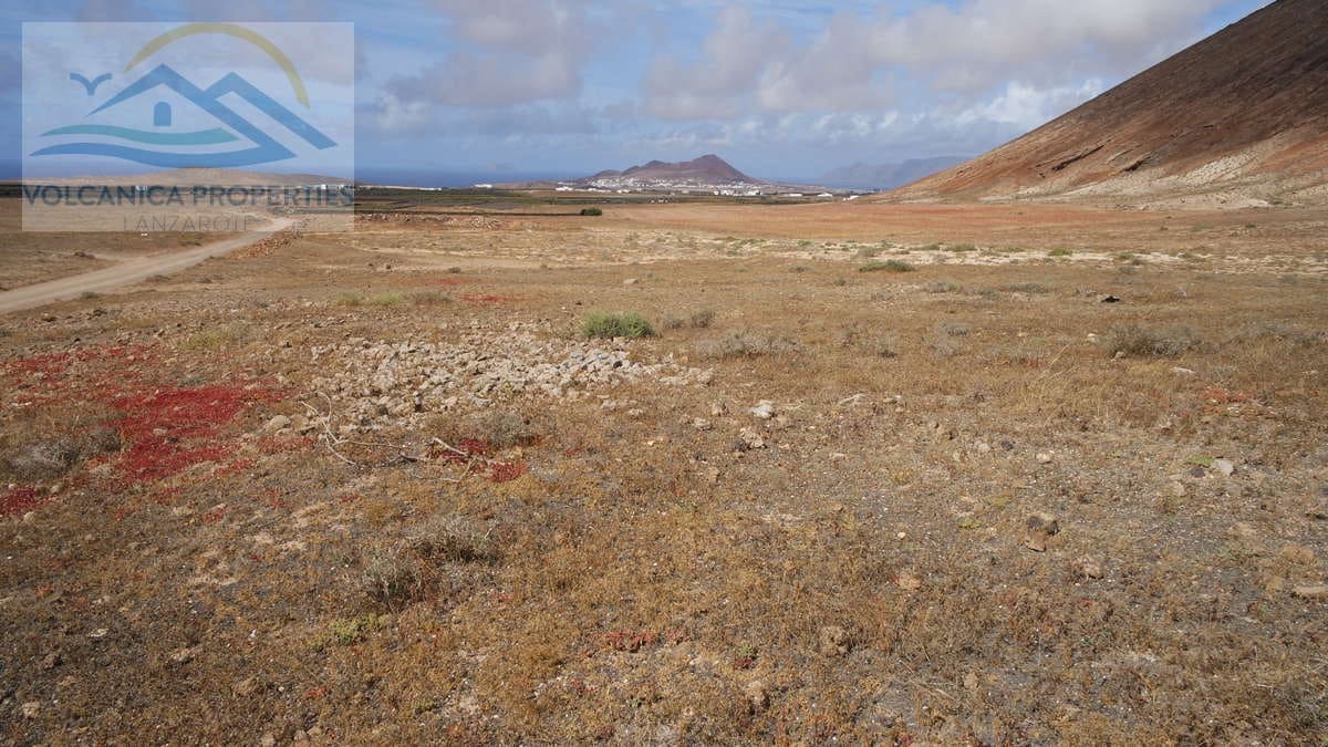 Ubebygd land til salgs i Tinajo - € 215 000 (Ref: 6069873)
