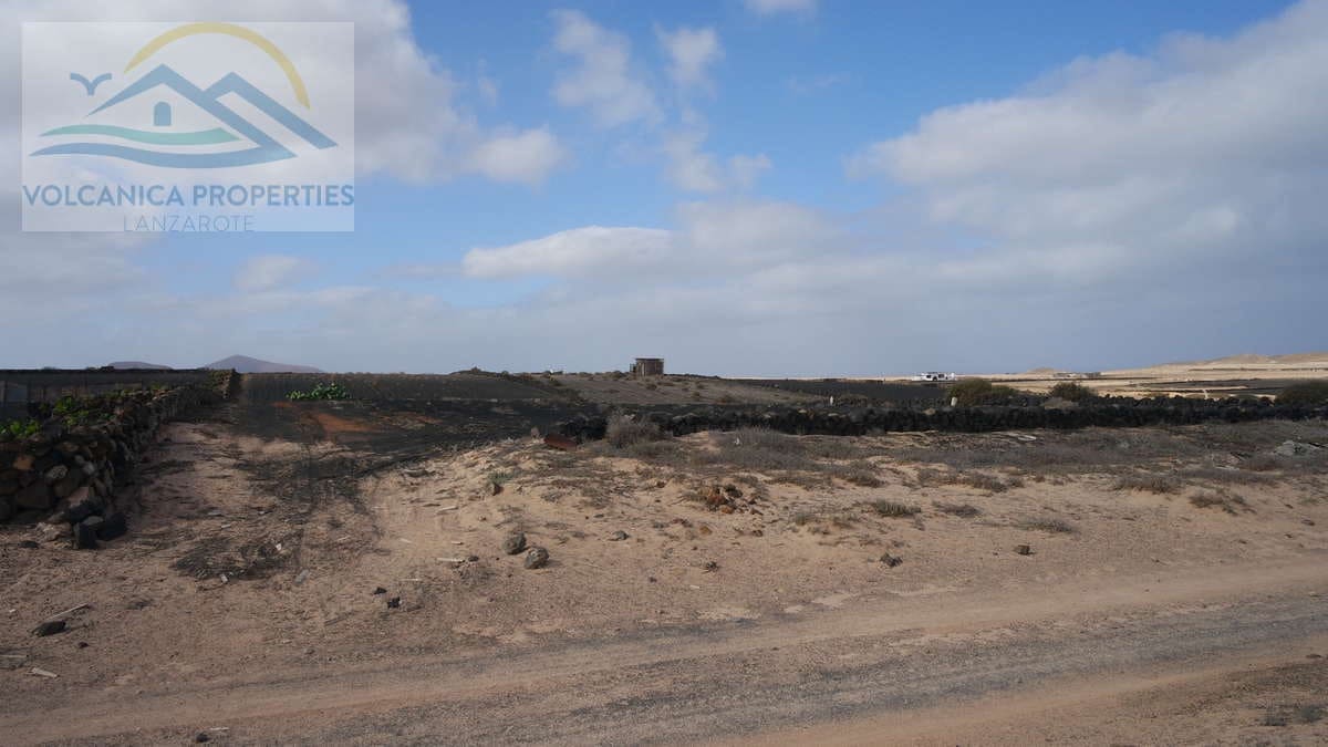 Ubebygd land til salgs i Tinajo - € 25 000 (Ref: 6530757)