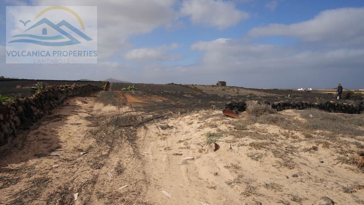 Ubebygd land til salgs i Tinajo - € 25 000 (Ref: 6530757)