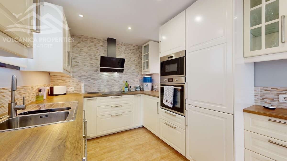 3 slaapkamer Villa te koop in Playa Blanca met zwembad garage - € 475.000 (Ref: 9106205)