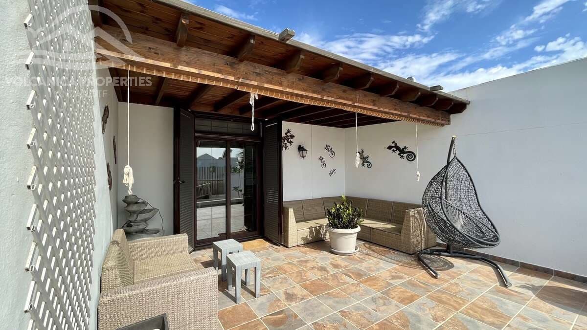 3 slaapkamer Villa te koop in Playa Blanca met zwembad garage - € 475.000 (Ref: 9106205)