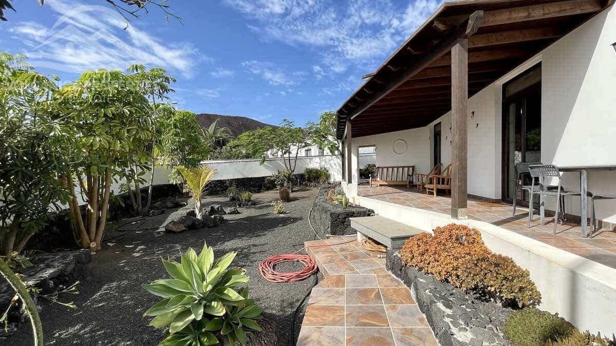 3 slaapkamer Villa te koop in Playa Blanca met zwembad garage - € 475.000 (Ref: 9106205)