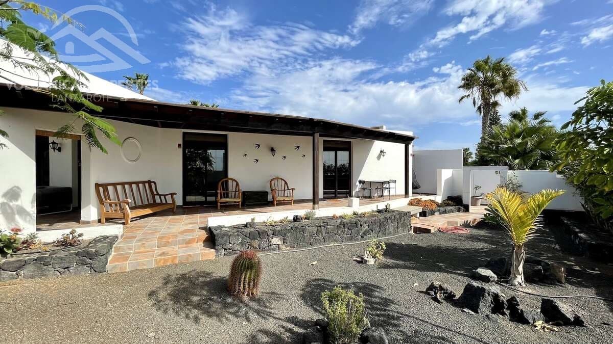 3 slaapkamer Villa te koop in Playa Blanca met zwembad garage - € 475.000 (Ref: 9106205)