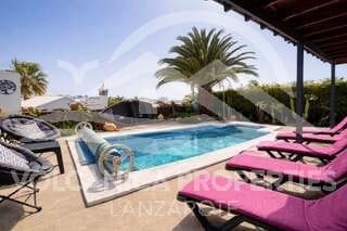Chalet de 1 habitación en Playa Blanca en venta con piscina - 475.000 € (Ref: 9745212)