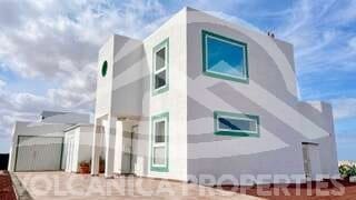 Chalet de 2 habitaciones en Las Brenas, Yaiza en venta con piscina - 590.000 € (Ref: 9745213)