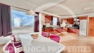 Chalet de 2 habitaciones en Las Brenas, Yaiza en venta con piscina - 590.000 € (Ref: 9745213)