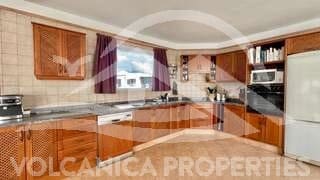 Chalet de 2 habitaciones en Las Brenas, Yaiza en venta con piscina - 590.000 € (Ref: 9745213)