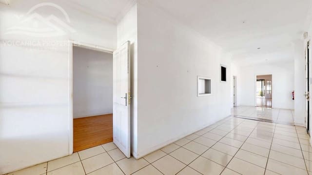 Kaupallinen myytävänä paikassa Playa Blanca, Yaiza - 320 000 € (Ref: 9745214)