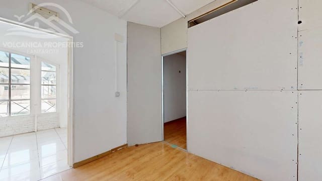 Kaupallinen myytävänä paikassa Playa Blanca, Yaiza - 320 000 € (Ref: 9745214)