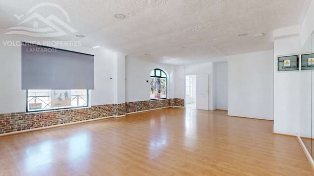 Kaupallinen myytävänä paikassa Playa Blanca, Yaiza - 320 000 € (Ref: 9745214)