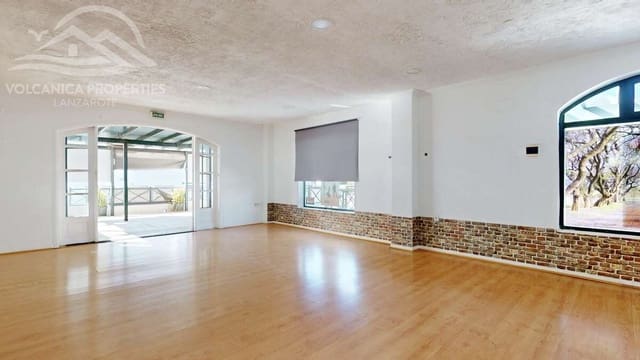 Kaupallinen myytävänä paikassa Playa Blanca, Yaiza - 320 000 € (Ref: 9745214)