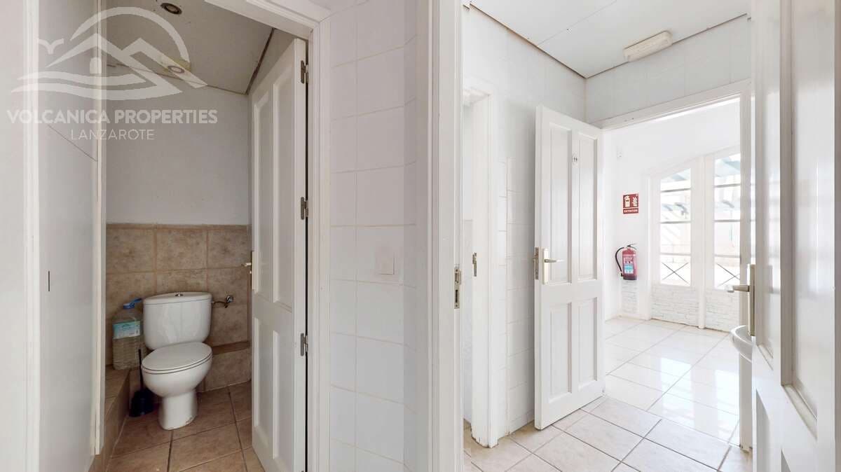 Commercial for sale in Playa Blanca - € 320,000 (Ref: 9745214)