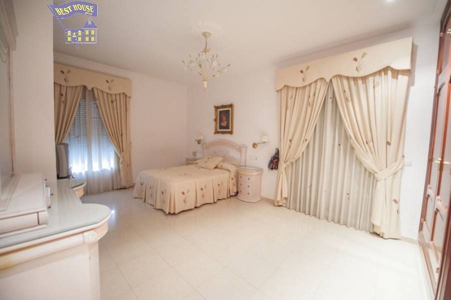 5 bedroom Villa for sale in Arcos de la Frontera with pool garage - € 600,000 (Ref: 3564730)