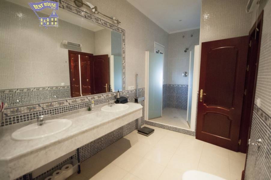 5 bedroom Villa for sale in Arcos de la Frontera with pool garage - € 600,000 (Ref: 3564730)