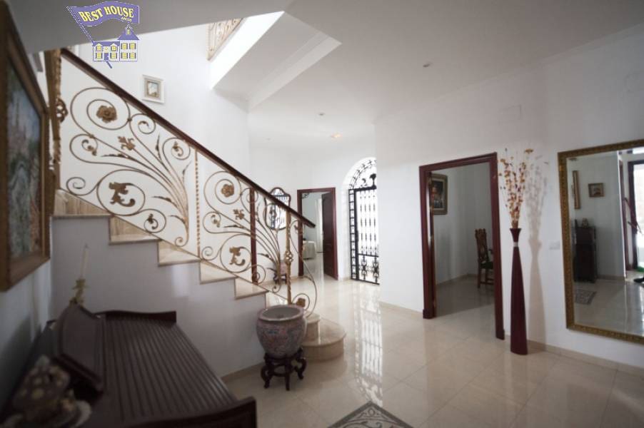 5 bedroom Villa for sale in Arcos de la Frontera with pool garage - € 600,000 (Ref: 3564730)