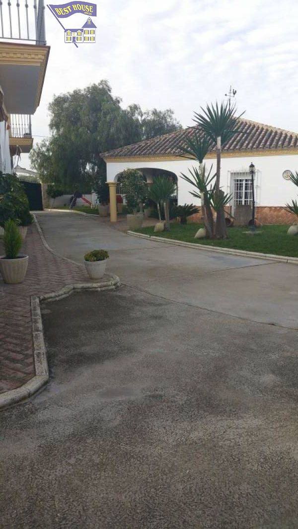 8 bedroom Villa for sale in Arcos de la Frontera with pool garage - € 540,000 (Ref: 3564938)