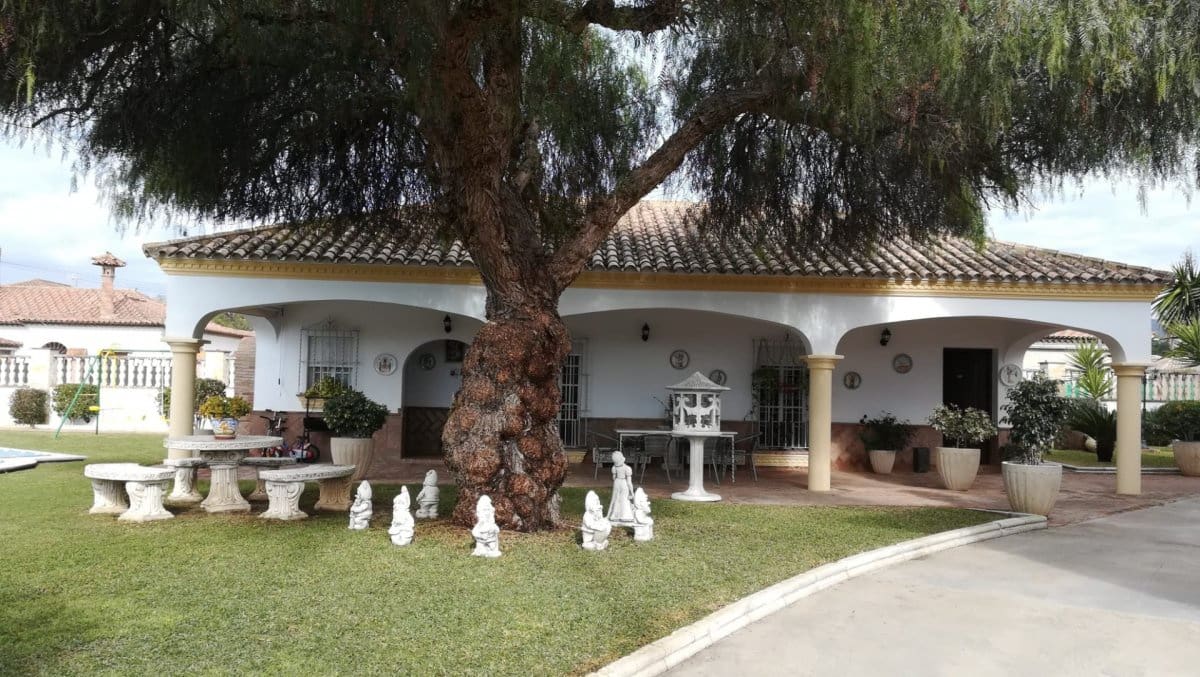 8 bedroom Villa for sale in Arcos de la Frontera with pool garage - € 540,000 (Ref: 3564938)
