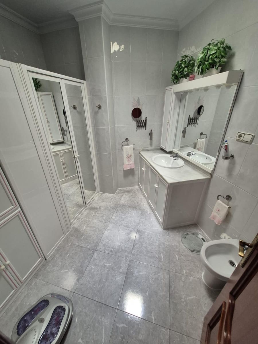 3 bedroom Townhouse for sale in Arcos de la Frontera - € 155,000 (Ref: 9674474)