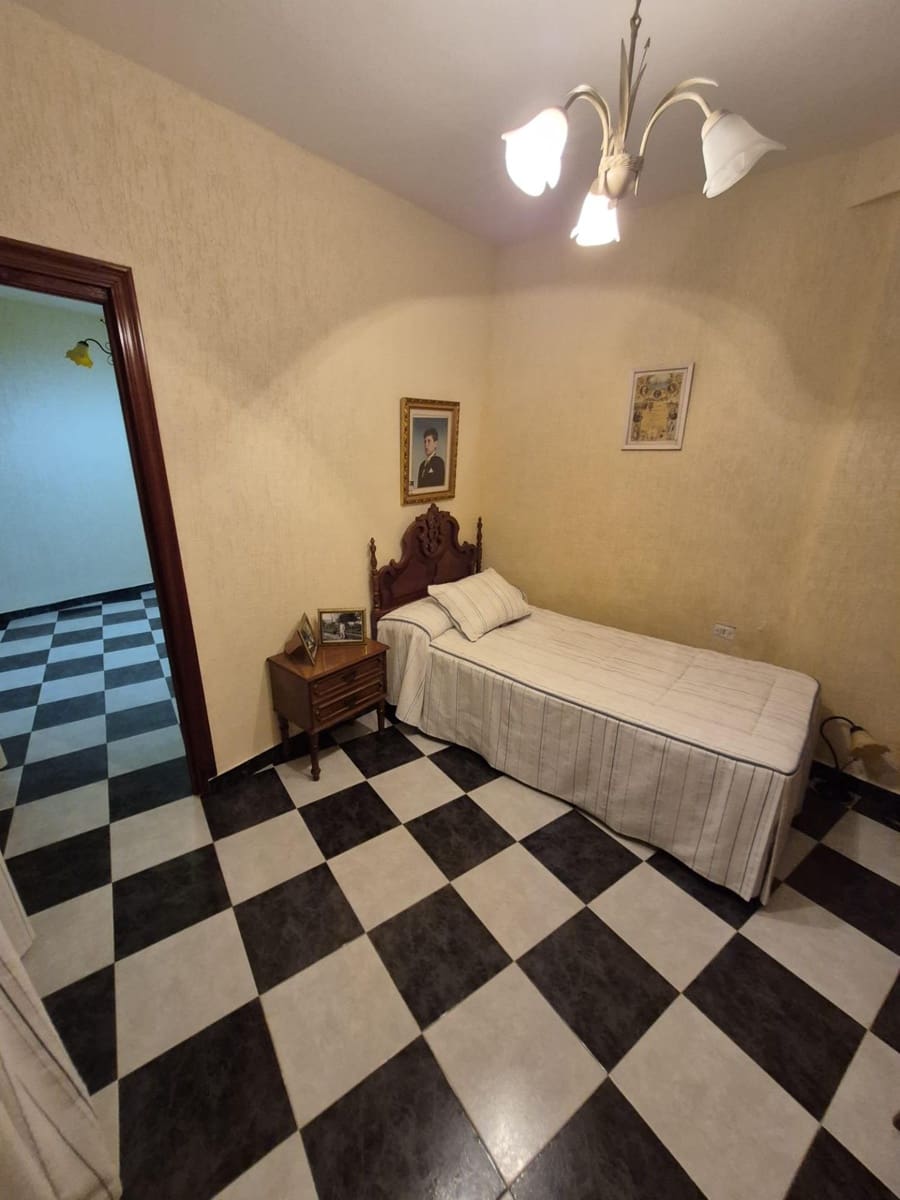 5 bedroom Townhouse for sale in Arcos de la Frontera - € 140,000 (Ref: 9973516)