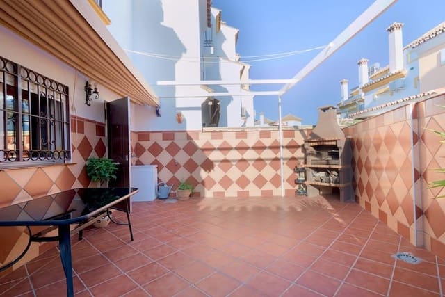 3 soveværelse Rækkehus til salg i Torre del Mar, Vélez-Málaga med swimmingpool garage - € 450.000 (Ref: 8773555)