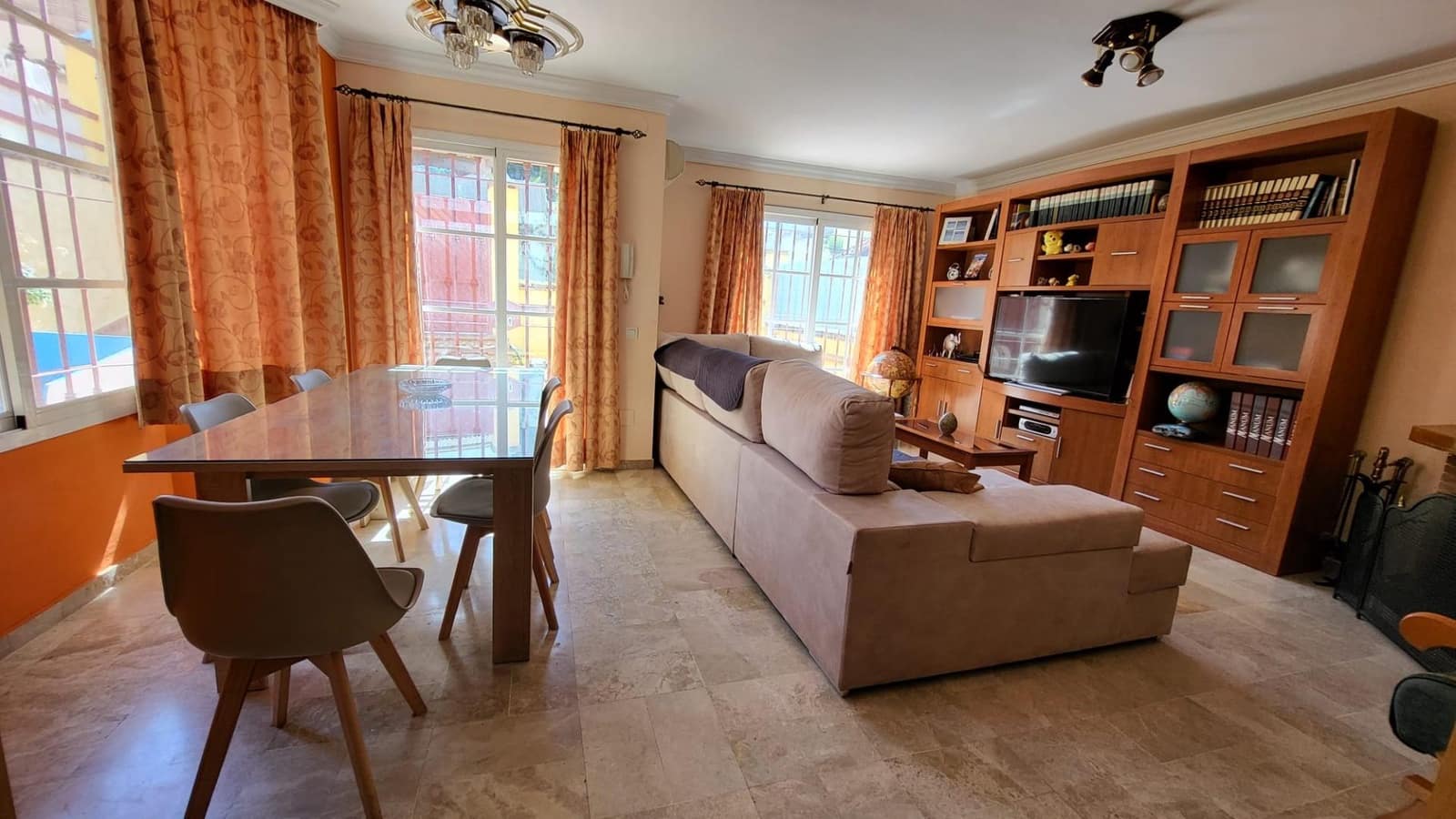 5 soveværelse Byhus til salg i Rincon de la Victoria med swimmingpool garage - € 494.900 (Ref: 8869617)