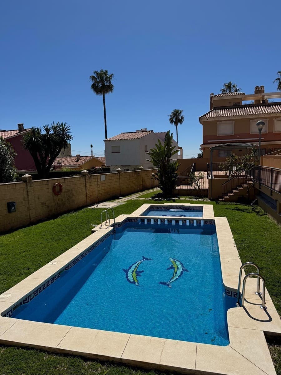 3 quarto Moradia em Banda para venda em Rincon de la Victoria com piscina garagem - 470 000 € (Ref: 8976145)