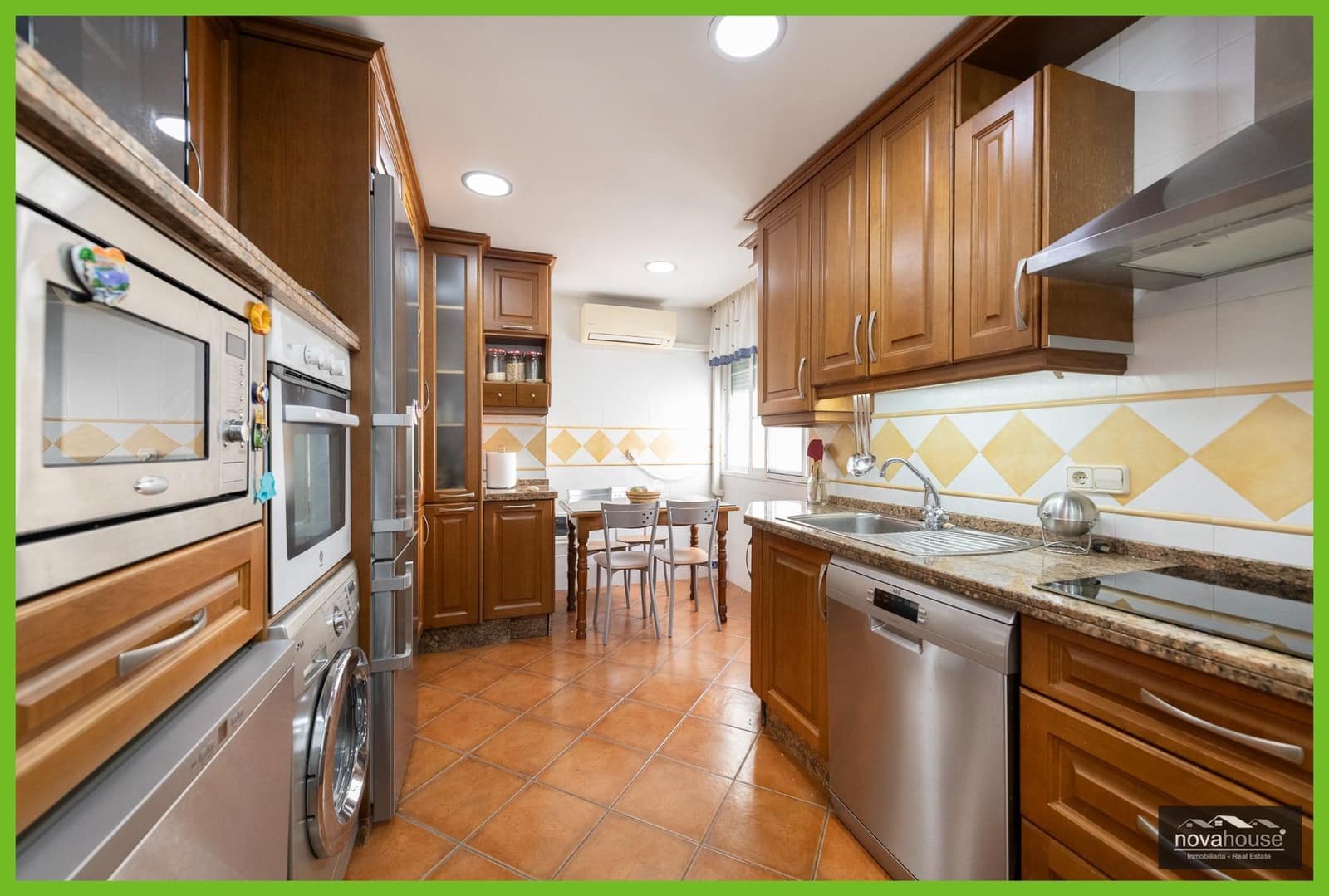 3 bedroom Flat for sale in Malaga city - € 300,000 (Ref: 9291611)