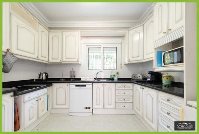 4 makuuhuone Huvila myytävänä paikassa Caleta de Vélez, Vélez-Málaga mukana uima-altaan 
autotalli - 619 000 € (Ref: 9536876)