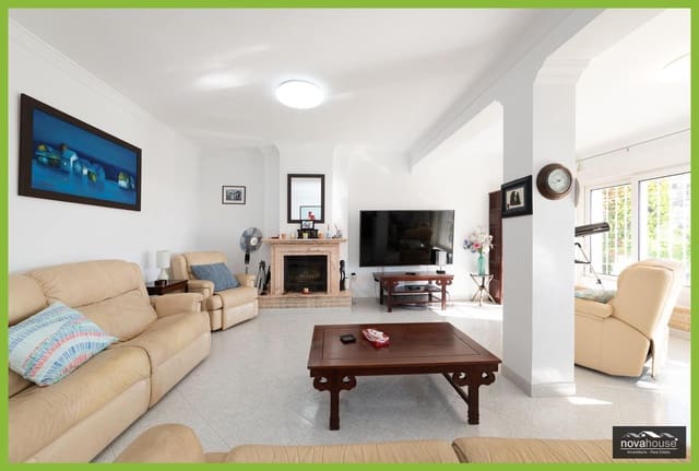 4 makuuhuone Huvila myytävänä paikassa Caleta de Vélez, Vélez-Málaga mukana uima-altaan 
autotalli - 619 000 € (Ref: 9536876)