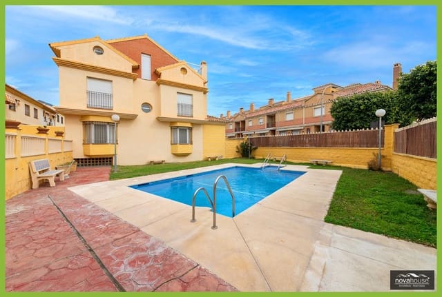 3 slaapkamer Rijtjeshuis te koop in Torre de Benagalbon, Rincón de la Victoria met zwembad garage - € 565.000 (Ref: 9656115)