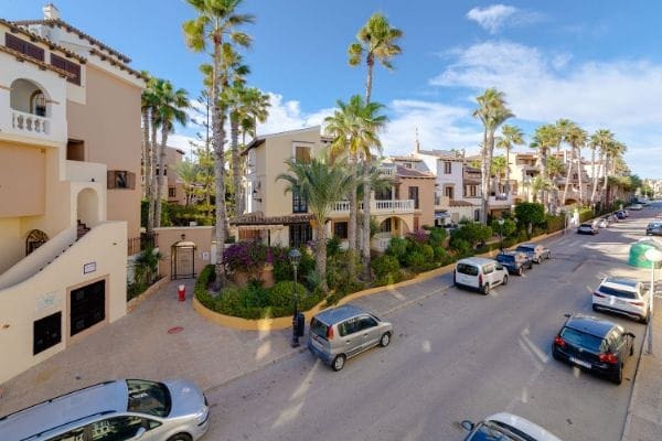 2 soverom Leilighet til salgs i Torrevieja med svømmebasseng garasje - € 219 000 (Ref: 10000878)