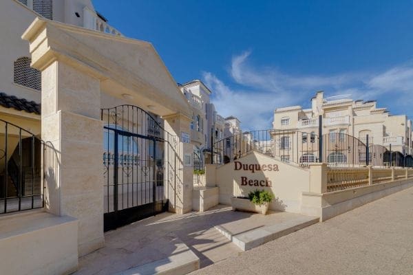 2 soverom Leilighet til salgs i Torrevieja med svømmebasseng garasje - € 219 000 (Ref: 10000878)