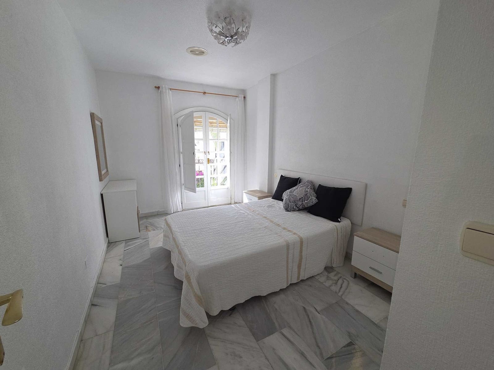 2 soverom Leilighet til salgs i Torrevieja med svømmebasseng garasje - € 219 000 (Ref: 10000878)