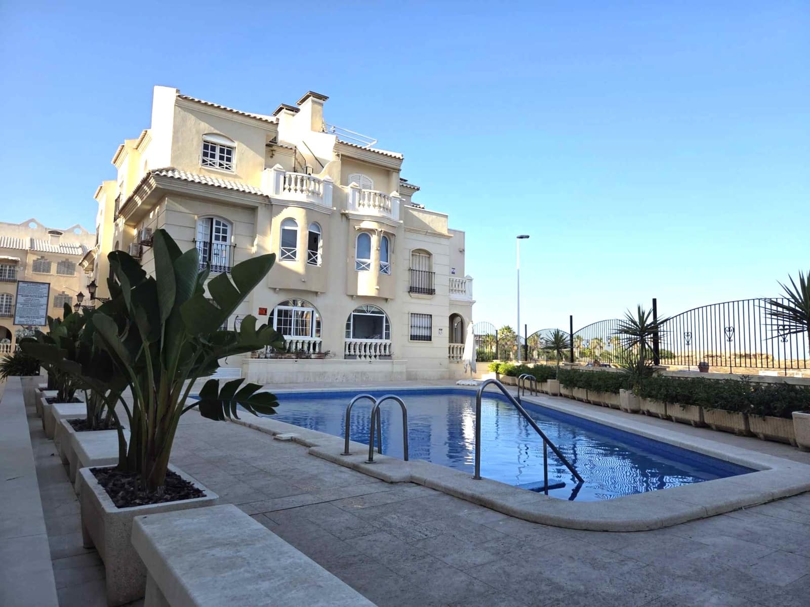 2 soverom Leilighet til salgs i Torrevieja med svømmebasseng garasje - € 219 000 (Ref: 10000878)