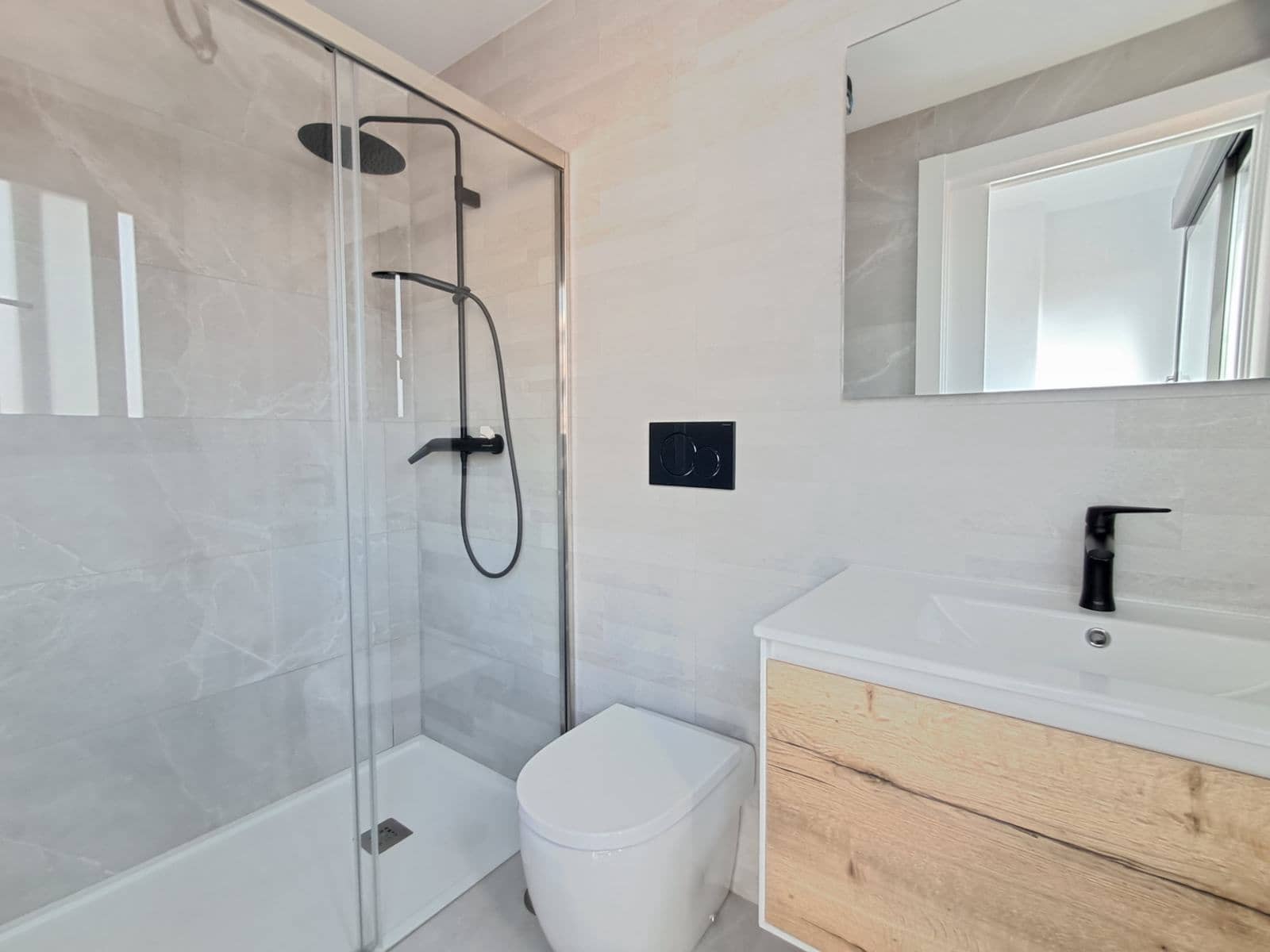 2 bedroom Apartment for sale in Torrevieja with pool - € 300,000 (Ref: 9416171)