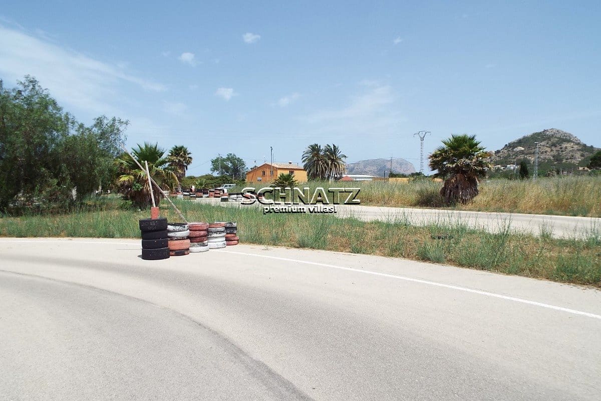 Commercial for sale in Ondara with garage - € 580,000 (Ref: 3126718)