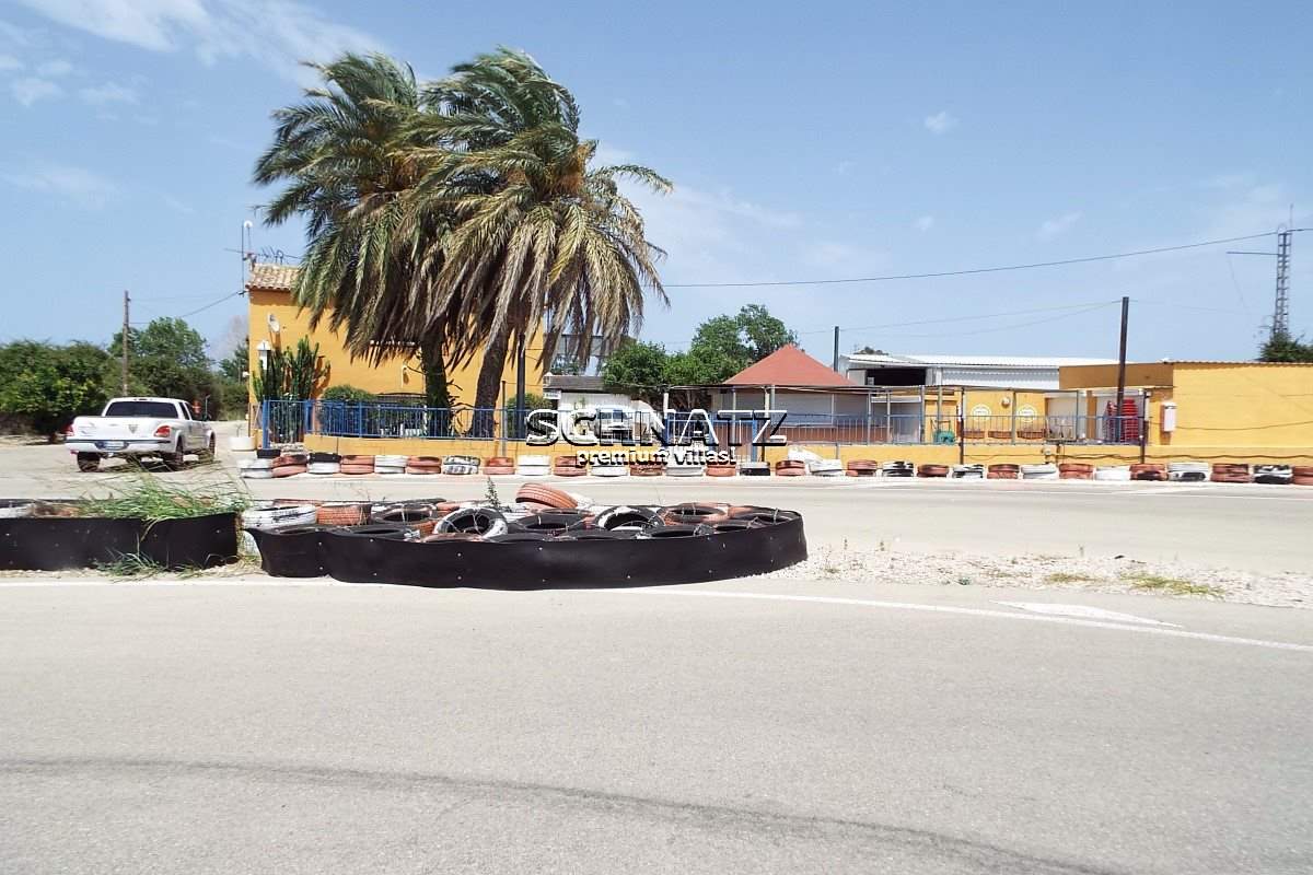 Commercial for sale in Ondara with garage - € 580,000 (Ref: 3126718)