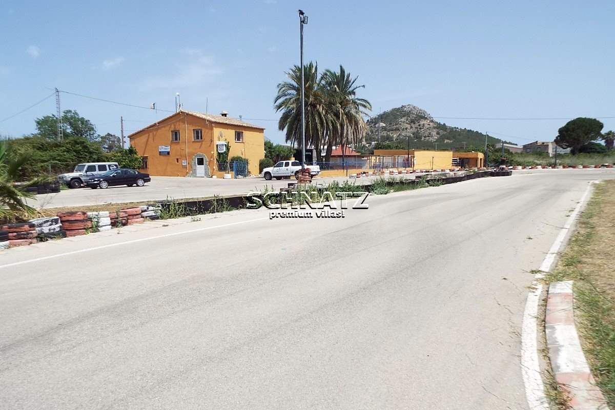 Commercial for sale in Ondara with garage - € 580,000 (Ref: 3126718)