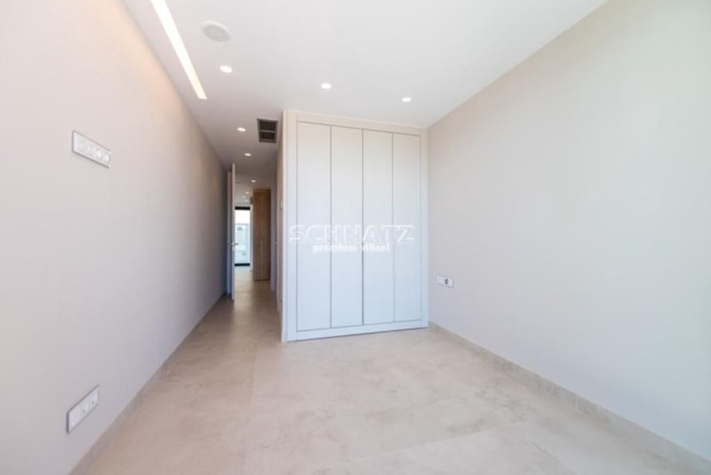 3 bedroom Apartment for sale in Benidorm with pool garage - € 1,650,000 (Ref: 7689375)