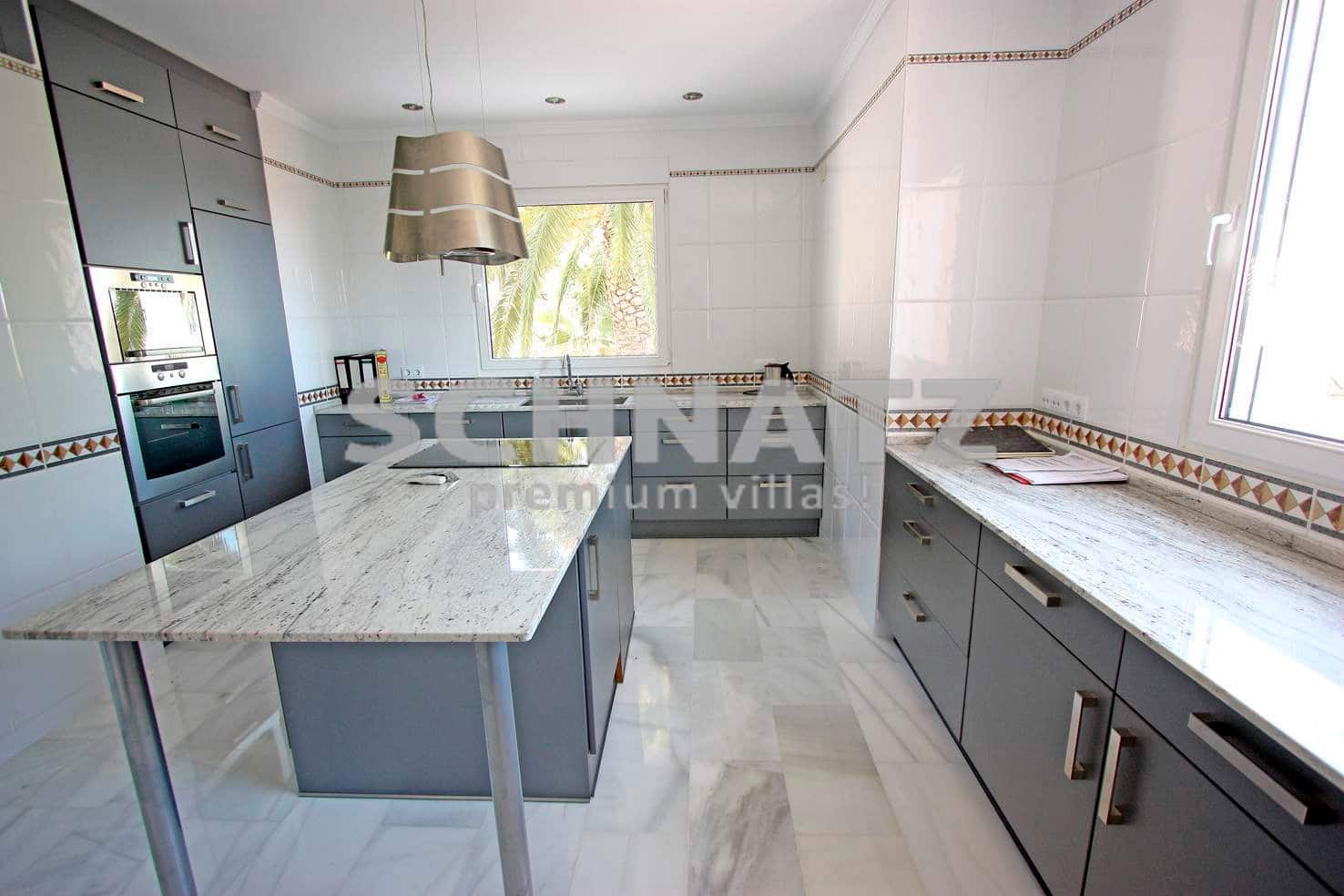 3 bedroom Villa for sale in Calpe / Calp with garage - € 795,000 (Ref: 8562141)